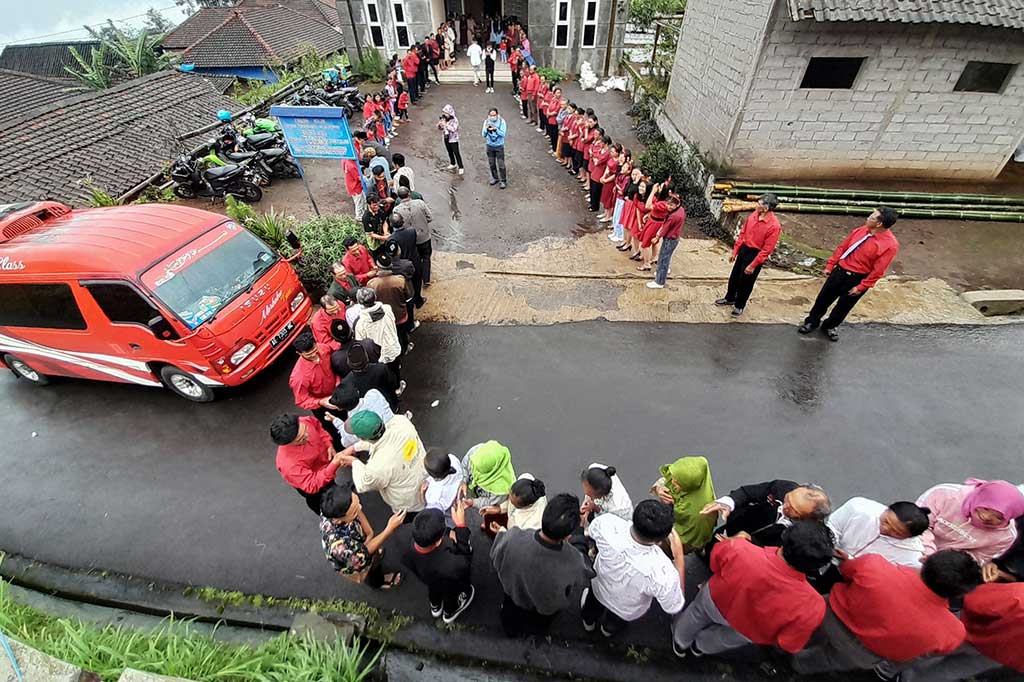 Tradisi silaturahmi warga lintas agama dengan mengunjungi tempat ibadah agama yang sedang merayakan hari besar keagamaan dilanjutkan bersalaman saling memaafkan saat Natal, Waisak, dan Idulfitri itu sebagai wujud kesatuan dan persatuan masyarakat setempat dalam kerukunan antarumat beragama.