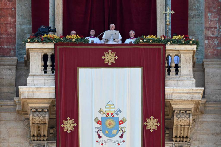 Dalam pidatonya dari balkon tengah St Peter, dia mengenang warga Ukraina yang merayakan dalam kegelapan dan kedinginan, serta jauh dari rumah mereka.