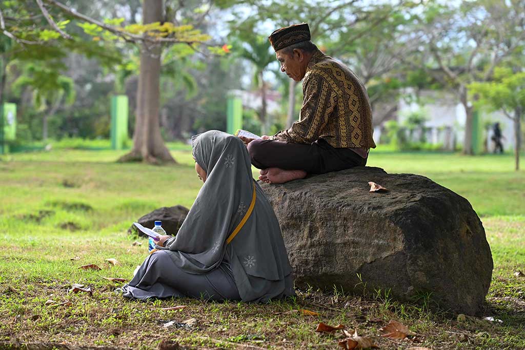 Warga Aceh hari ini, Senin, 26 Desember 2022 berbondong-bondong ke kuburan massal korban tsunami untuk berziarah dan memanjatkan doa. Tahun ini merupakan peringatan yang ke-18 tsunami Aceh yang mengusung tema Bangkit Lebih Kuat, Bangun Budaya Sadar Bencana.