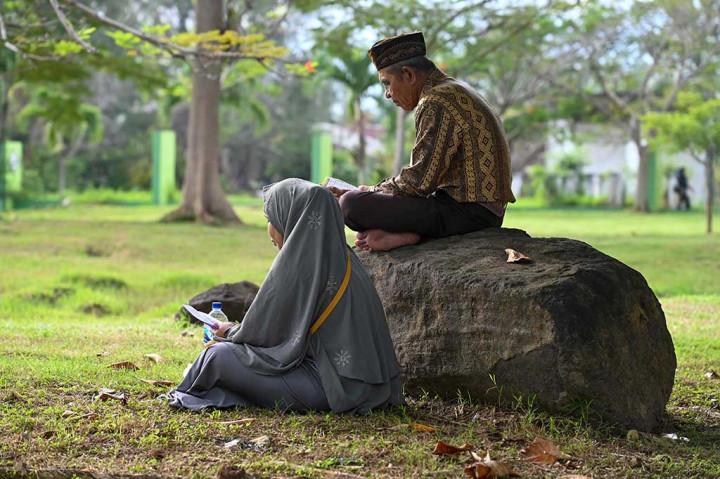 Warga Aceh hari ini, Senin, 26 Desember 2022 berbondong-bondong ke kuburan massal korban tsunami untuk berziarah dan memanjatkan doa. Tahun ini merupakan peringatan yang ke-18 tsunami Aceh yang mengusung tema Bangkit Lebih Kuat, Bangun Budaya Sadar Bencana.