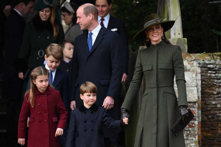 Pangeran William dan Kate Middleton kembali melakukan tradisi keluarga kerajaan pada Natal tahun ini, Minggu, 25 Desember 2022 waktu setempat.