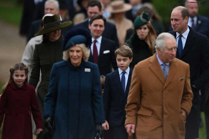 Pasangan itu, bersama ketiga anak mereka, Pangeran George, 9, Putri Charlotte, 7, dan Pangeran Louis, 4, bergabung dengan Raja Charles III, Ratu Camilla, dan anggota keluarga kerajaan lainnya dalam menghadiri kebaktian liburan di Gereja St. Mary Magdalena di Norfolk.