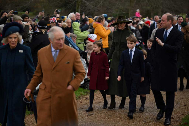 Kate mengenakan mantel hijau dan Putri Charlotte mengenakan warna merah untuk tamasya Natal. Sementara itu, Pangeran William, Pangeran George, dan Pangeran Louis mengenakan busana dengan nuansa biru.