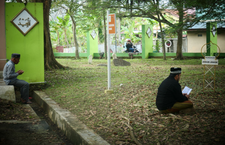 Diperkirakan sekitar 280 ribu jiwa menjadi korban akibat bencana tersebut. Aceh menjadi wilayah paling parah dilanda tsunami dengan korban diperkirakan lebih dari 200 ribu jiwa. Saat itu jenazah bergeletakan di jalanan, tak sedikit pula yang hanyut terbawa air.