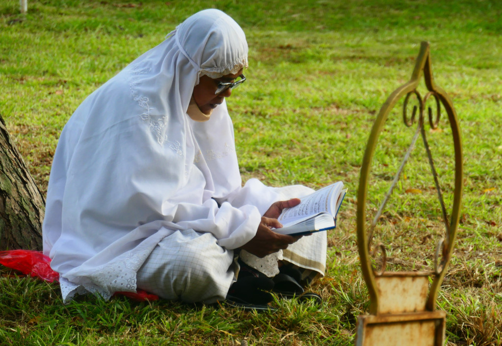 Besarnya kekuatan gempa memicu gelombang tsunami yang menghantam seluruh pesisir Aceh mulai dari Banda Aceh, Aceh Besar, Aceh Utara, Aceh Timur, Aceh Jaya, Aceh Barat hingga ke Simeulue, Thailand, Sri Lanka, India, Maladewa, dan pesisir timur Afrika.
