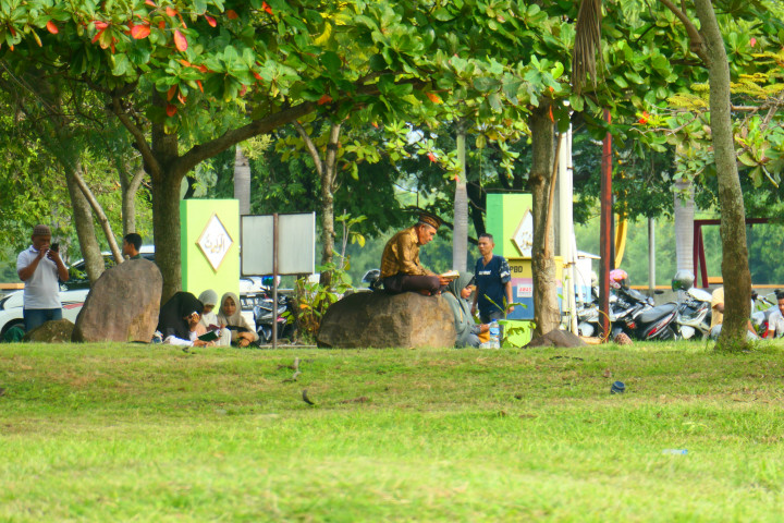 Ratusan ribu jiwa itu menjadi korban dalam peristiwa yang mengerikan dari sejarah bencana di dunia itu. Dunia pun ikut berduka, warga dari berbagai negara berbondong-bondong membantu bumi Serambi Mekkah untuk bangkit.