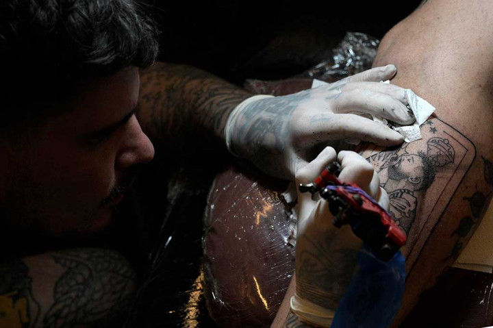 Euforia keberhasilan timnas Argentina juara Piala Dunia 2022 Qatar masih terus berlangsung. Para fan mengantre untuk merajah tubuh mereka dengan wajah sang kapten Lionel Messi dan trofi Piala Dunia di Buenos Aires. 