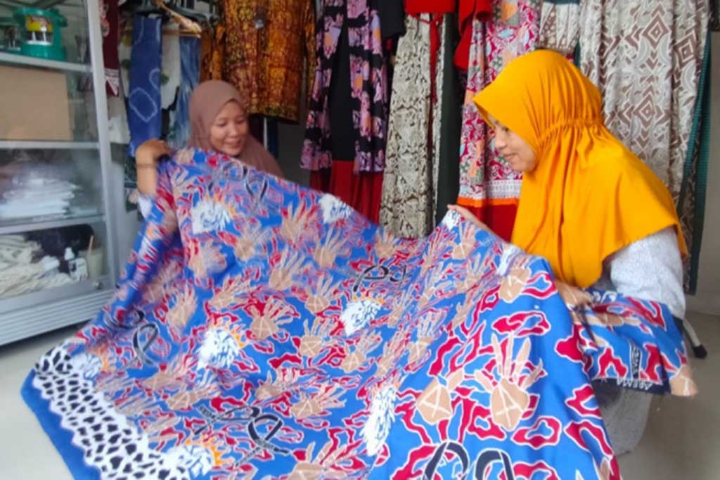 Motif di kain berwarna dasar biru itu ada tangan berbentuk emoji harapan dan meminta pertolongan. Motif singa bermahkota dan syal hitam menyimbolkan sedang berduka. Termasuk asap merah menggambarkan betapa kepedihan dirasakan para korban.