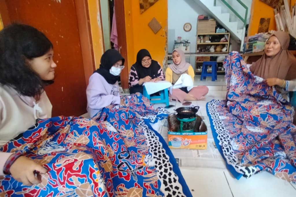 “Proses lelang mulai hari ini sampai sebulan ke depan. Hasil lelang akan kami berikan ke keluarga korban,” tegas pemilik usaha Batik Lintang Ita Fitriyah, Senin, 26 Desember 2022.