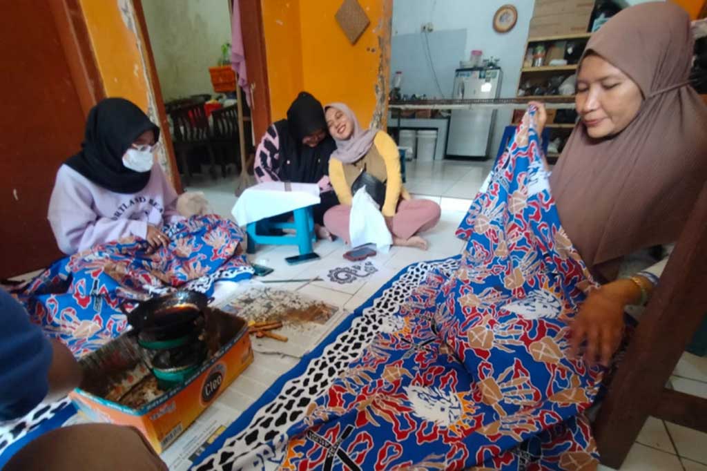 Pembatik di sanggar Batik Lintang, Desa Ngijo, Kecamatan Karangploso, Kabupaten Malang, Jawa Timur, sedang mengerjakan batik tulis motif Tragedi Kanjuruhan, Senin, 26 Desember 2022. Hasil lelang karya batik itu didonasikan untuk keluarga korban tragedi Kanjuruhan.