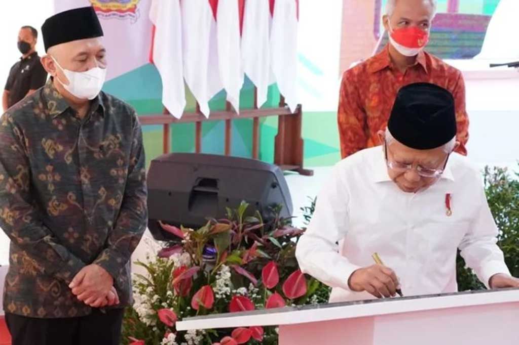 Wakil Presiden Ma'ruf Amin meresmikan secara serentak enam Pusat Layanan Usaha Terpadu Koperasi dan UMKM (PLUT KUMKM) yang terletak di Kabupaten Semarang, Purworejo, Buleleng, Dairi, Maros, dan Kota Kendari, Selasa, 27 Desember 2022.