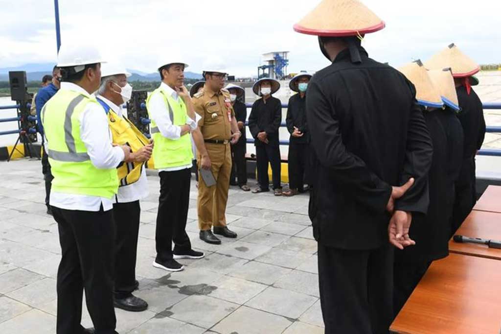 Usai meresmikan Bendungan Sadawarna, Kabupaten Sumedang, Presiden Joko Widodo berdialog dengan sejumlah petani. Para petani menyampaikan tantangan yang dihadapi petani mulai dari masalah produksi pertanian hingga regenerasi petani Indonesia.