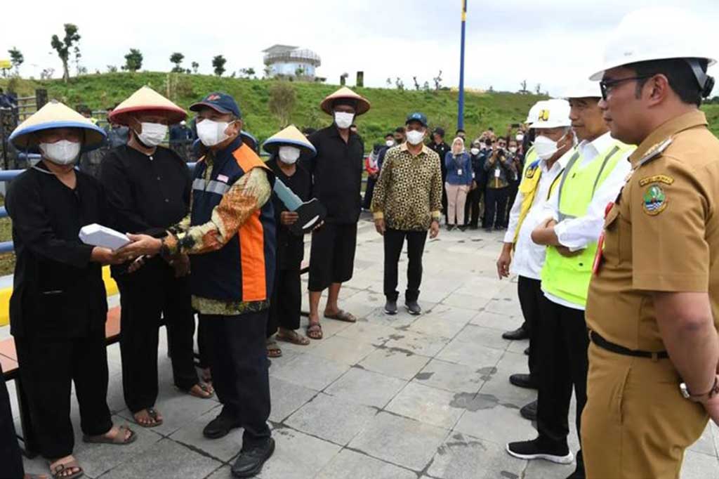 Menanggapi hal tersebut, Presiden Jokowi menimpali bahwa anak muda saat ini lebih cenderung terjun dalam budidaya tanaman kebun ketimbang pertanian. 