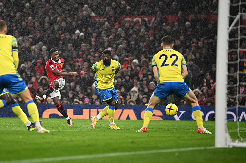 MU langsung menciptakan peluang saat laga baru berjalan enam menit. Aaron Wan-Bissaka memberikan umpan silang dan diteruskan dengan sepakan Marcus Rashford. Bola rebound jatuh ke arah Tyrell Malacia sebelum dia melepaskan tembakan yang masih bisa diselamatkan Wayne Hennesey.