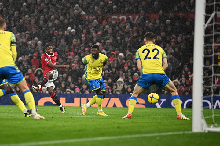 MU langsung menciptakan peluang saat laga baru berjalan enam menit. Aaron Wan-Bissaka memberikan umpan silang dan diteruskan dengan sepakan Marcus Rashford. Bola rebound jatuh ke arah Tyrell Malacia sebelum dia melepaskan tembakan yang masih bisa diselamatkan Wayne Hennesey.