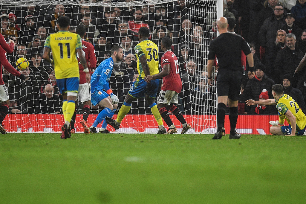 Pada menit ke-41, Forest sempat menciptakan gol balasan lewat sundulan Ryan Yates. Namun, gol tersebut dianulir karena bola mengenai Boly, yang berada dalam posisi offside setelah diperiksa VAR. Babak pertama berakhir dengan skor 2-0.