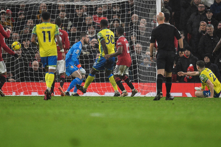 Pada menit ke-41, Forest sempat menciptakan gol balasan lewat sundulan Ryan Yates. Namun, gol tersebut dianulir karena bola mengenai Boly, yang berada dalam posisi offside setelah diperiksa VAR. Babak pertama berakhir dengan skor 2-0.