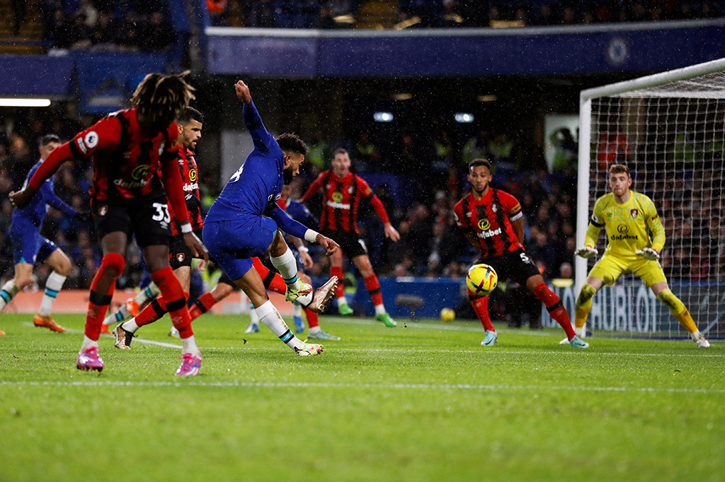 Chelsea memperoleh sejumlah peluang untuk memperbesar keunggulan. Namun, skor 2-0 tetap bertahan hingga babak pertama berakhir.