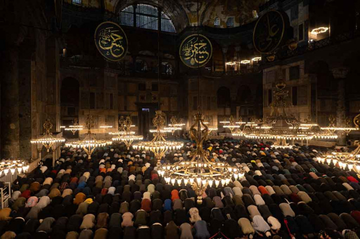 Salat Tarawih selama Ramadan kembali digelar di Masjid Hagia Sophia, Istanbul, Turki. Hal ini dilakukan untuk pertama kalinya dalam 88 tahun terakhir.