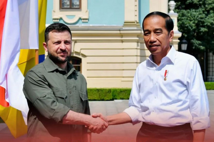 Presiden Joko Widodo tiba di Istana Maryinsky, Kyiv disambut oleh Presiden Ukraina Volodymyr Zelenskyy di pintu masuk Istana pada Rabu sore sekitar pukul 15.00 waktu setempat, 29 Juni 2022.