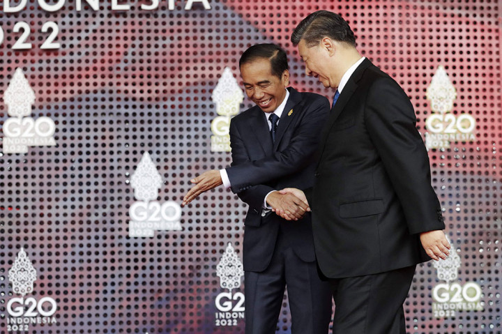 Para pemimpin dunia telah tiba di Apurva, Kempinski Hotel, Nusa Dua, Bali untuk menghadiri Konferensi Tingkat Tinggi (KTT) G20, Selasa, 15 November 2022. Mereka disambut langsung oleh Presiden Joko Widodo.