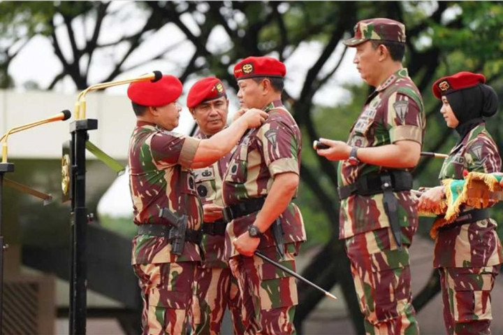 Panglima TNI Laksamana Yudo Margono dan Kapolri Jenderal Listyo Sigit Prabowo menerima baret merah dan brevet komando dari pasukan elite Komando Pasukan Khusus (Kopassus) TNI Angkatan Darat.