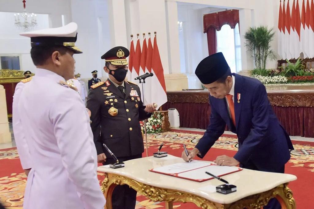 Ali dilantik berdasarkan Keputusan Presiden No 100 TNI tahun 2022 tentang Pemberhentian dan Pengangkatan Kepala Staf Angkatan Laut tertanggal 28 Desember 2022 dan Keputusan Presiden No 101 TNI 2022 tentang Kenaikan Pangkat dalam Golongan Perwira Tinggi TNI tertanggal 28 Desember 2022. Jokowi juga menaikkan pangkat Muhammad Ali satu tingkat, dari Laksamana Madya menjadi Laksamana.