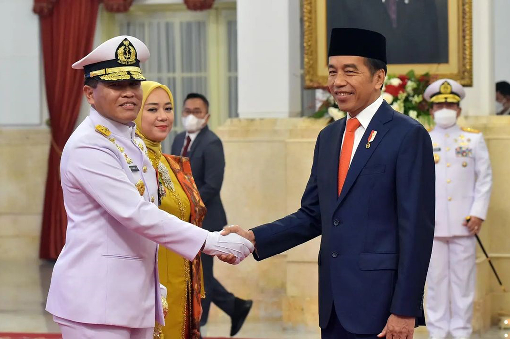 Pria kelahiran 9 April 1967 tersebut adalah alumni Akademi Angkatan Laut angkatan ke-35 tahun 1989.Pria kelahiran 9 April 1967 tersebut adalah alumni Akademi Angkatan Laut angkatan ke-35 tahun 1989.