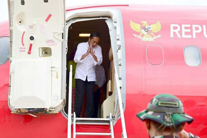 Dari Sumbawa, Presiden transit ke Kabupaten Lombok Tengah untuk terbang dari Bandara Internasional Lombok Zainuddin Abdul Madjid menuju Jakarta menumpangi pesawat kepresidenan Bae RJ 85.