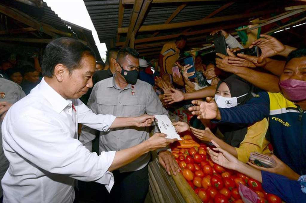 Di Pasar Sil, Presiden menyerahkan sejumlah bantuan sosial bagi para pedagang kaki lima (PKL) dan pedagang di pasar itu.