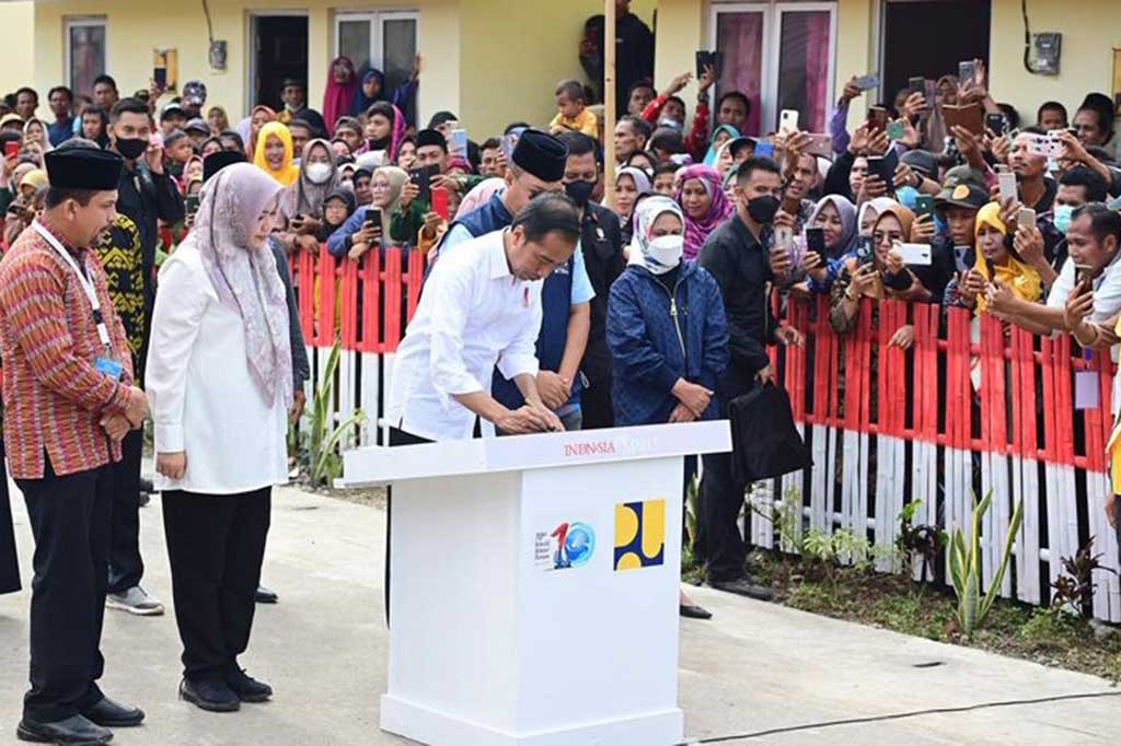 Presiden dan rombongan kemudian meninjau dan meresmikan huntap pascabencana di Desa Tambe, Kecamatan Bolo, Bima, yang diperuntukkan bagi para korban badai siklon tropis seroja tahun lalu.