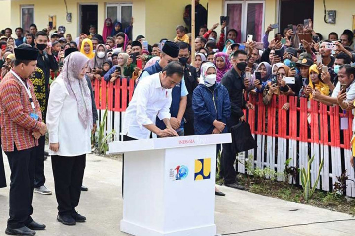 Presiden dan rombongan kemudian meninjau dan meresmikan huntap pascabencana di Desa Tambe, Kecamatan Bolo, Bima, yang diperuntukkan bagi para korban badai siklon tropis seroja tahun lalu.