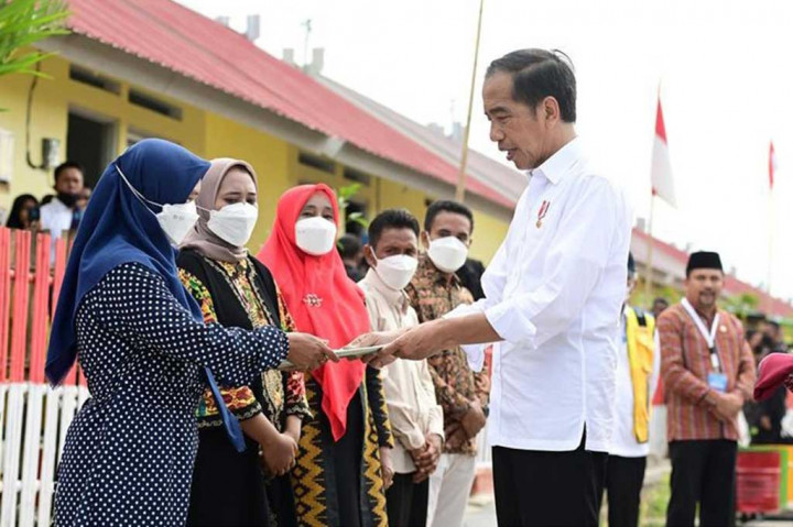 Huntap di Desa Tambe terdiri dari 185 unit bangunan rumah relokasi yang dibangun oleh Kementerian Pekerjaan Umum dan Perumahan Rakyat (PUPR) bagi masyarakat terdampak terdampak banjir tahun lalu.