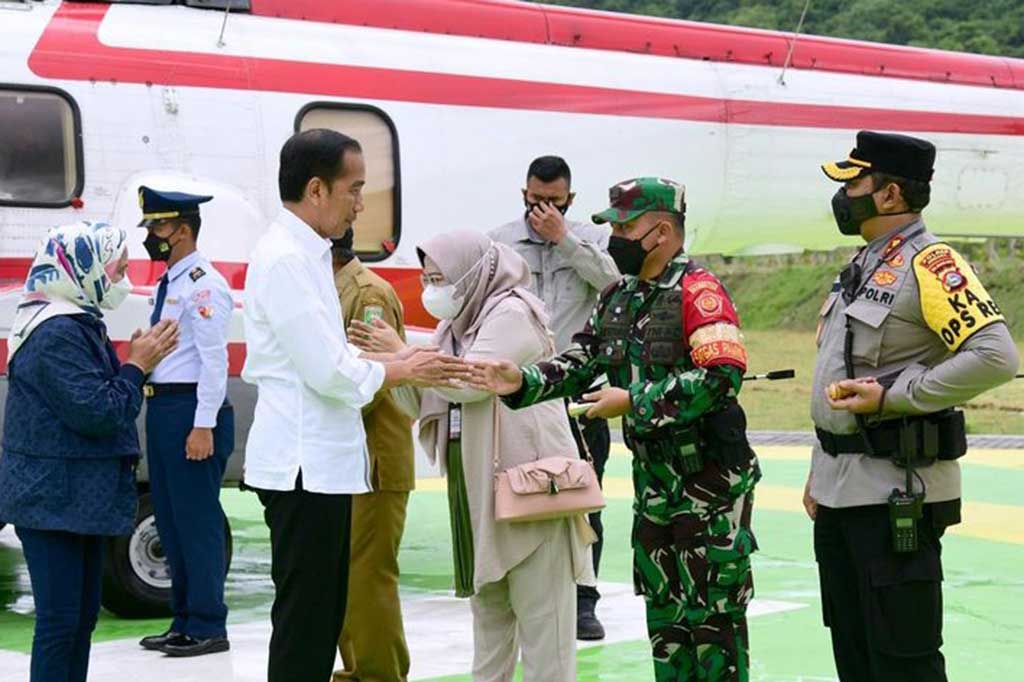 Presiden beserta rombongan kemudian melanjutkan kegiatan dengan bertolak ke Bandara Sultan Muhammad Salahuddin untuk terbang ke Sumbawa menumpang helikopter Super Puma TNI AU.