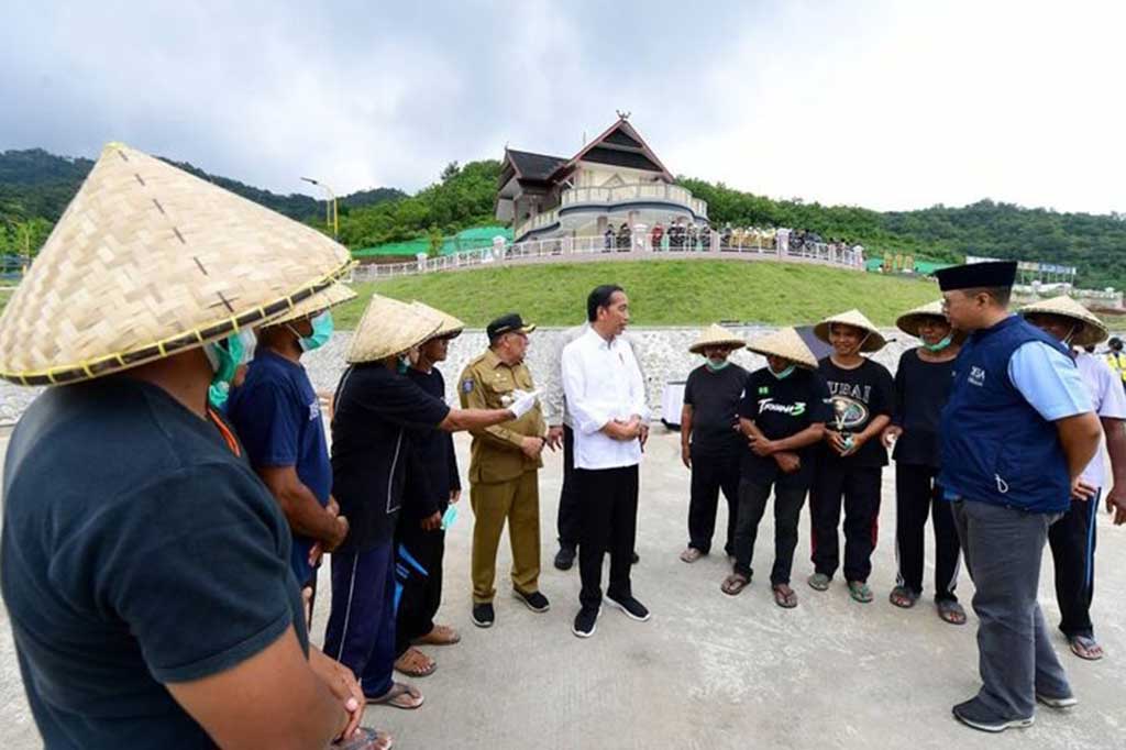 Presiden berkesempatan berbincang dengan para petani penerima manfaat dari pembangunan Bendungan Beringin Sila.