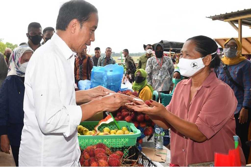 Lantas Presiden menuntaskan kunjungan kerja di NTB dengan membagikan bansos kepada para pedagang di Pasar Tradisional Utan, Sumbawa.