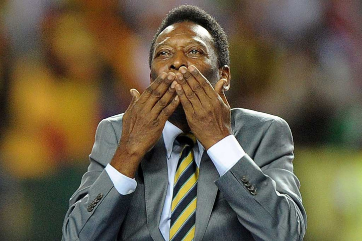 Tokoh kelahiran Minas Gerais itu kerap dilabeli sebagai salah satu pemain sepak bola terbaik sepanjang sejarah. Dia menghabiskan 18 tahun awal karier profesionalnya di Santos. Dia melakoni debut dalam usia 15 tahun dan membukukan 618 gol dari 636 penampilan bersama klub Brasil itu, sebelum menuntaskan tiga tahun terakhirnya di Amerika Serikat berseragam New York Cosmos.