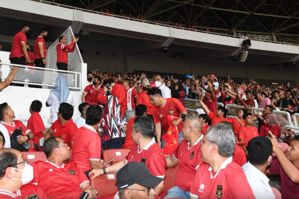 Thailand harus kehilangan satu pemain usai Sanrawat Dechmitr mendapatkan kartu merah pada menit ke-63. Bermain dengan 10 pemain, Thailand justru bisa mencetak gol penyeimbang kedudukan pada menit ke-80 melalui Sarach Yooyen.