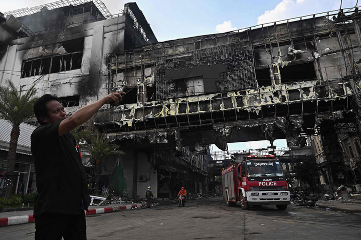 Gubernur Sa Kaeo Parinya Phothisat mengatakan sekitar 60 orang lainnya yang terjebak dalam kebakaran telah dirawat di rumah sakit Thailand.