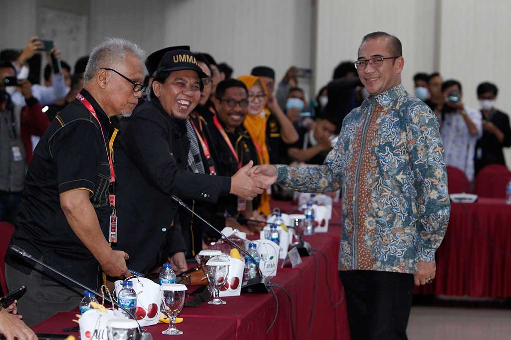Ketua KPU Hasyim Asy'ari (kanan) memberikan ucapan selamat kepada Pimpinan DPP Partai Ummat usai partai tersebut dinyatakan lolos sebagai peserta Pemilu 2024.