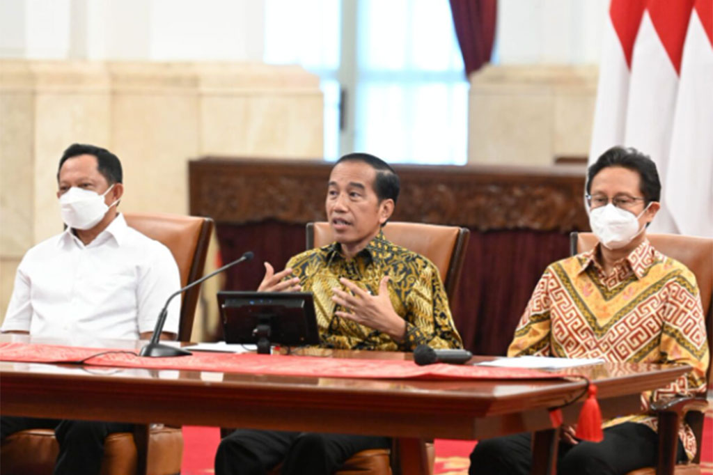 Presiden Jokowi mengatakan dengan demikian maka tidak ada lagi pembatasan kerumunan dan pergerakan masyarakat.
