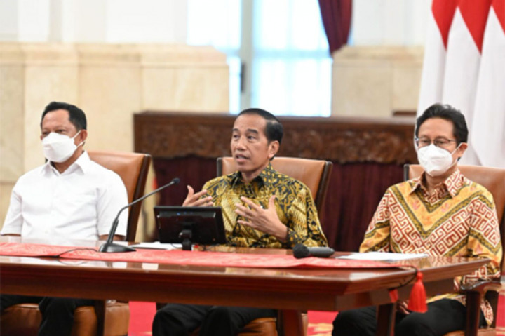 Presiden Jokowi mengatakan dengan demikian maka tidak ada lagi pembatasan kerumunan dan pergerakan masyarakat.