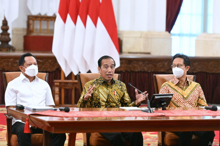Presiden menjelaskan Indonesia menjadi negara yang berhasil mengendalikan pandemi covid-19 dengan baik dan sekaligus bisa menjaga stabilitas ekonomi. Hal itu karena kebijakan gas dan rem yang menyeimbangkan penanganan kesehatan dan perekonomian.