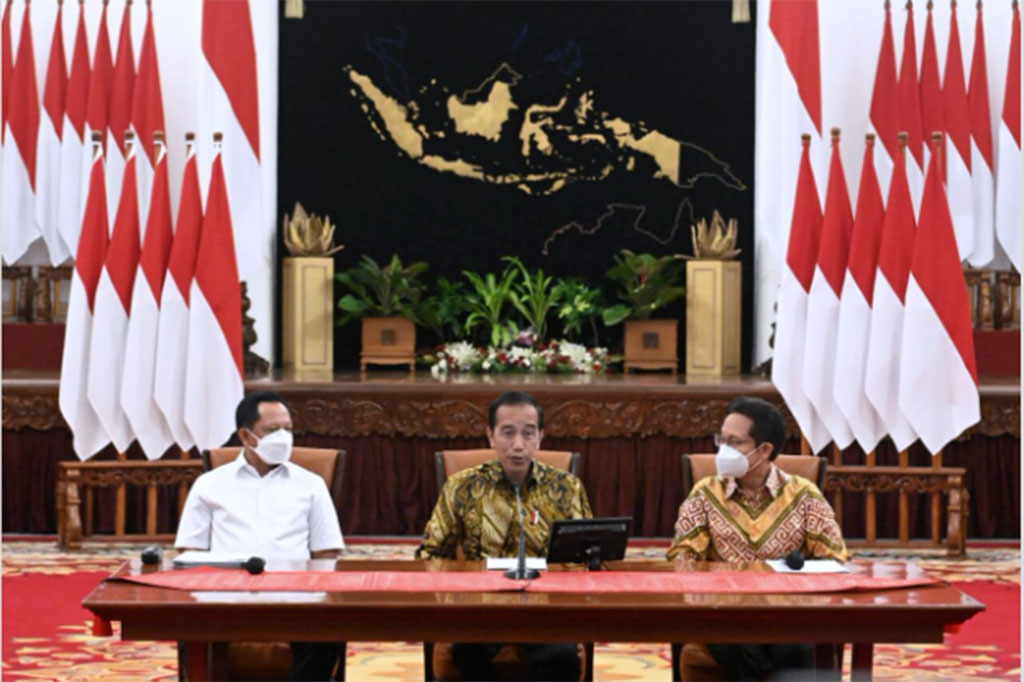 Sebelum PPKM dicabut, kata Presiden Jokowi, seluruh kabupaten dan kota di Indonesia berstatus PPKM level 1 yang menandakan pembatasan kerumunan dan pergerakan orang di tingkat rendah. Jokowi mengatakan pemerintah sudah mengkaji penentuan status PPKM selama 10 bulan.