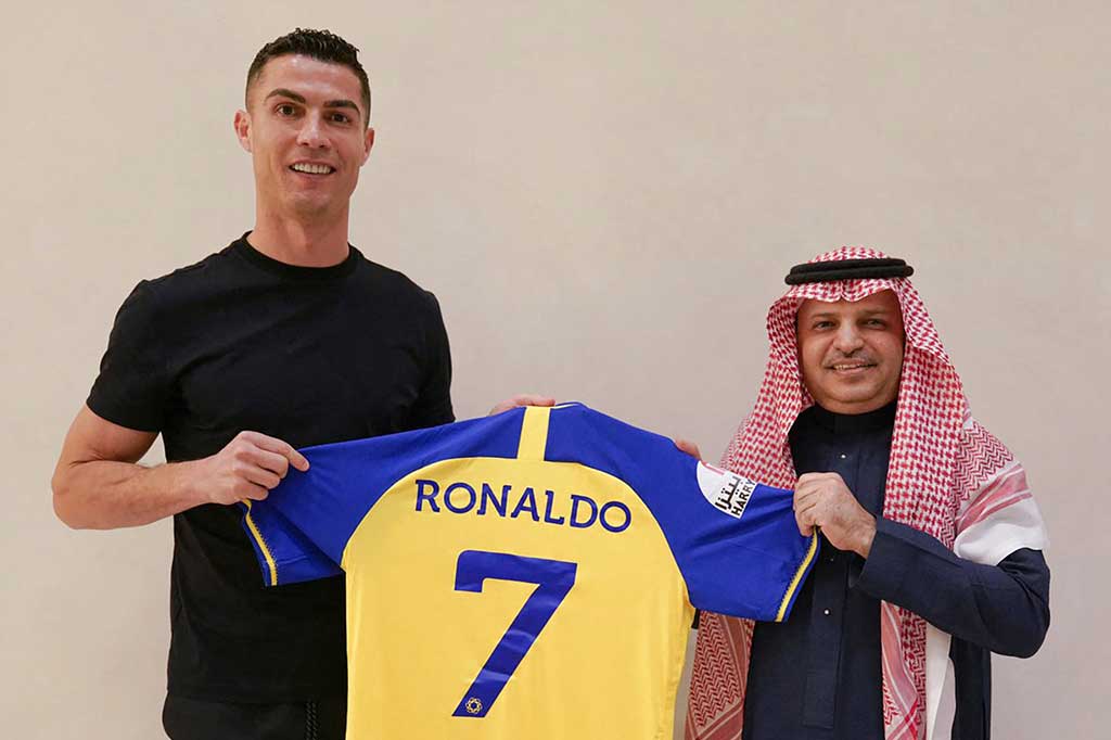 Cristiano Ronaldo akhirnya resmi memiliki klub baru setelah menandatangani kontrak fantastis senilai lebih dari 200 juta euro (sekitar Rp3.30 triliun) per tahun dengan tim asal Arab Saudi Al-Nassr.