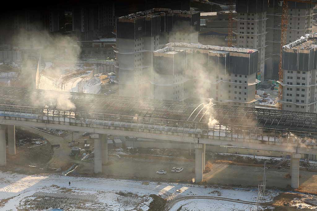 Petugas berusaha memadamkan api di lokasi kebakaran di terowongan jalan tol di Gwacheon, Korea Selatan pada Kamis, 29 Desember 2022.