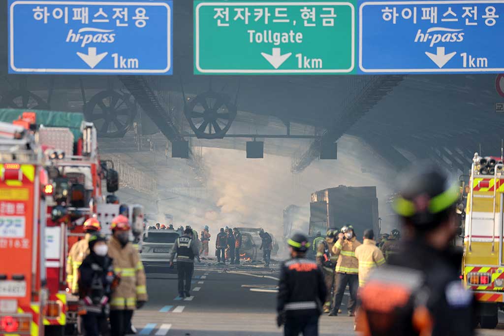 Sedikitnya enam orang tewas setelah kecelakaan bus dan truk menyebabkan kebakaran besar di terowongan jalan tol di pinggiran Seoul, Kamis, 29 Desember 2022.