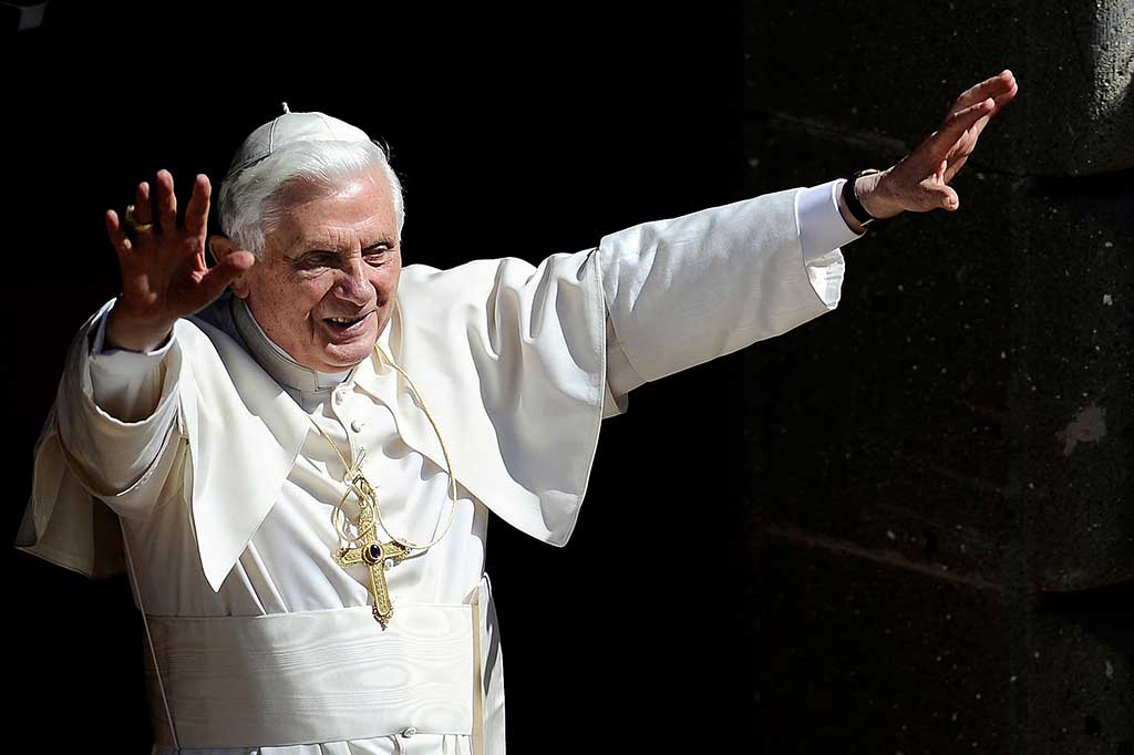 Meskipun tidak ada buku peraturan untuk mantan paus, pemakaman Benediktus diperkirakan akan dilakukan di Vatikan, dipimpin oleh Fransiskus.