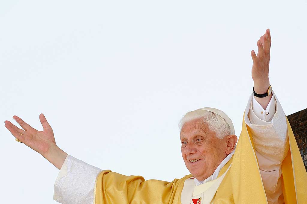 Paus emeritus Jerman, yang nama lahirnya adalah Joseph Ratzinger, telah menjalani kehidupan yang tenang di sebuah bekas biara di dalam tanah Vatikan sejak keputusan yang mengejutkan untuk mundur pada Februari 2013.