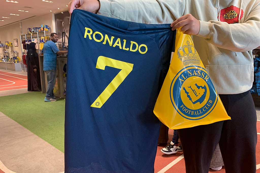 Puluhan penggemar antre untuk membeli jersey bertuliskan Ronaldo dengan nomor punggung 7 di toko Saudi Al Nassr FC, Riyadh, Arab Saudi, Sabtu, 31 Desember 2022.